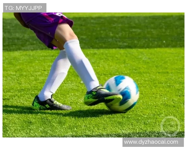 足球明星在球场的精彩自拍瞬间展现运动魅力与个人风采 足球明星在球场的精彩自拍瞬间展现运动魅力与个人风采